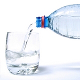 Eau en bouteille ou eau du robinet, laquelle choisir ?