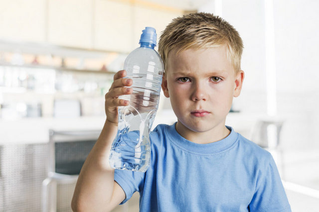 Nous buvons du plastique : alarme sur les eaux embouteillées Nous buvons du plastique : alarme sur les eaux embouteillées