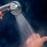 Une douche économique en période de sécheresse